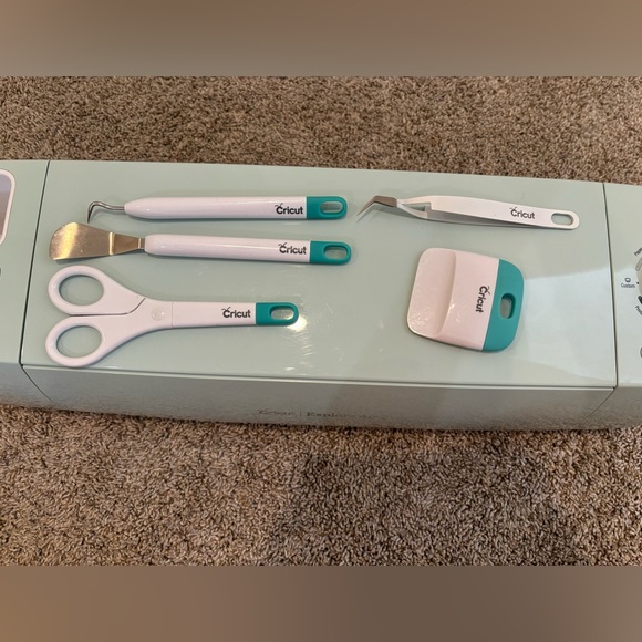 Cricut Explorer Air 2 | Included with cricut basic tools set, and with cords! - Picture 10 of 11